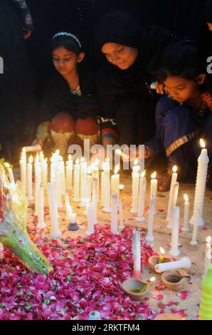 (120913) -- KARACHI, 13 septembre 2012 (Xinhua) -- des parents allument des bougies lors d'une veillée à la chandelle pour la mort de leurs proches devant une usine de confection à la suite d'un incendie massif qui a causé la mort de 289 personnes à Karachi, au Pakistan, le 13 septembre 2012. (Xinhua/Masroor) PAKISTAN-KARACHI-FEU-DEUIL PUBLICATIONxNOTxINxCHN Banque D'Images