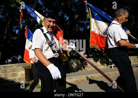 Avignon, France. 25 août 2023. Un vieux vétéran marche vers la Seconde Guerre mondiale, défilé d'exposition. À l'occasion du 79e anniversaire de la libération d'Avignon en France pendant la Seconde Guerre mondiale, une exposition présentant une gamme de véhicules militaires et civils se déploie devant la mairie. Crédit : SOPA Images Limited/Alamy Live News Banque D'Images