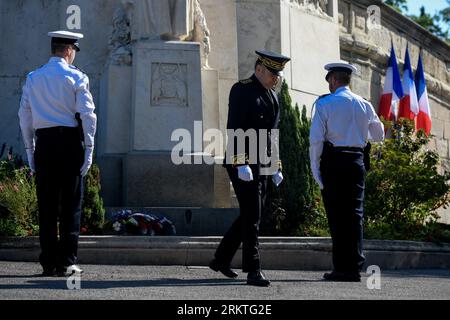 Avignon, France. 25 août 2023. Trois officiels rendent hommage aux victimes de la Seconde Guerre mondiale À l'occasion du 79e anniversaire de la libération d'Avignon en France pendant la Seconde Guerre mondiale, une exposition présentant une gamme de véhicules militaires et civils se déploie devant la mairie. Crédit : SOPA Images Limited/Alamy Live News Banque D'Images