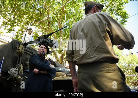 Avignon, France. 25 août 2023. Un officier fume une pipe pendant la Seconde Guerre mondiale, défilé d'exposition. À l'occasion du 79e anniversaire de la libération d'Avignon en France pendant la Seconde Guerre mondiale, une exposition présentant une gamme de véhicules militaires et civils se déploie devant la mairie. (Photo Igor Ferreira/SOPA Images/Sipa USA) crédit : SIPA USA/Alamy Live News Banque D'Images