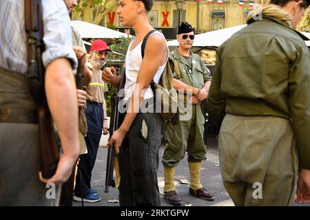 Avignon, France. 25 août 2023. Un soldat vétéran est vu pendant la Seconde Guerre mondiale, défilé d'exposition. À l'occasion du 79e anniversaire de la libération d'Avignon en France pendant la Seconde Guerre mondiale, une exposition présentant une gamme de véhicules militaires et civils se déploie devant la mairie. (Photo Igor Ferreira/SOPA Images/Sipa USA) crédit : SIPA USA/Alamy Live News Banque D'Images