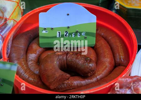 Saucisse fraîche de sang boudin noir à vendre dans une boucherie française sur un marché fermier local dans la vieille ville de Menton, Vieille ville, Côte d'Azur, France Banque D'Images