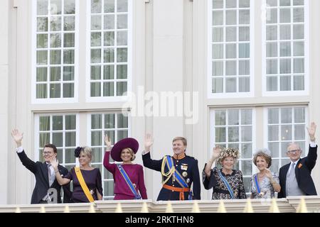 Bildnummer : 58488185 Datum : 18.09.2012 Copyright : imago/Xinhua (120918) -- LA HAYE, 18 septembre 2012 (Xinhua) -- la reine néerlandaise Beatrix (3e R) et d'autres membres de la famille royale se tiennent sur le balcon du palais Noordeinde pour saluer le à la Haye, aux pays-Bas, le 18 septembre 2012. Chaque troisième mardi de septembre est le Princeday annuel, sur lequel la famille royale néerlandaise parade avec la calèche d'or. PUBLICATIONxNOTxINxCHN Entertainment People Adel NED Prinzentag Prinsjesdag xas x1x premiumd 2012 quer o0 Königshaus NED privat Familie 58488185 Date 18 09 2012 Copyright Imago XINHUA le Hagu Banque D'Images