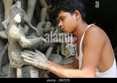 Bildnummer : 58492094 Datum : 19.09.2012 Copyright : imago/Xinhua (120919) -- CALCUTTA, 19 septembre 2012 (Xinhua) -- Un ouvrier fabrique une idole de Dieu indien dans la région de Kumortuli au nord de Calcutta, capitale de l'État du Bengale occidental de l'Inde, 19 septembre 2012. Kumortuli est un quartier traditionnel de potier célèbre pour faire des idoles de dieu indien. À l'approche de Durga Puja, l'un des festivals les plus importants de Calcutta, les ouvriers ici font des idoles. (Xinhua/Li Yigang)(zyw) INDIA-CALCUTTA-IDOL MAKING PUBLICATIONxNOTxINxCHN Wirtschaft Handwerk Herstellung traditionell xas x0x 2012 quer 58492094 Date 19 09 Banque D'Images