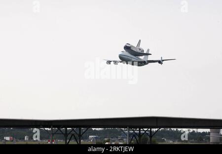 Bildnummer : 58492673 Datum : 19.09.2012 Copyright : imago/Xinhua (120920) -- HOUSTON, 20 septembre 2012 (Xinhua) -- la navette spatiale Endeavor survole Ellington Field à Houston, aux États-Unis, au sommet du porte-avions de la navette, le 19 septembre 2012. Des milliers de fans de l'espace à Houston ont applaudi la navette spatiale Endeavor mercredi alors que la dernière navette à la retraite des États-Unis a tourné autour de lui et a atterri dans la ville. Endeavor a été construit de 1987 à 1991 pour remplacer la navette Challenger détruite, qui a explosé 73 secondes après son décollage le 28 janvier 1986. Le California Science Center est l'un des quatre sites Banque D'Images