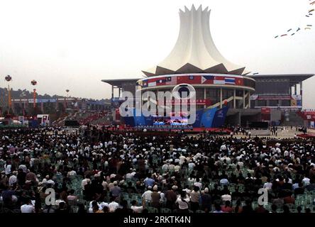 Bildnummer : 58498153 Datum : 03.11.2004 Copyright : imago/Xinhua (120921) -- NANNING, 21 septembre 2012 (Xinhua) -- une photo prise le 3 novembre 2004 montre la scène extérieure du Centre international de congrès et d'exposition de Nanning à Nanning, capitale de la région autonome de Guangxi Zhuang dans le sud-ouest de la Chine. La 9e exposition Chine-ASEAN a ouvert ses portes dans le centre le 21 septembre 2012. Le centre a déjà vu huit expositions entre la Chine et l'ASEAN depuis 2004. (Xinhua) (ry) CHINA-NANNING-ASEAN-EXPO (CN) PUBLICATIONxNOTxINxCHN Wirtschaft Messe x0x xac 2004 quer 58498153 Date 03 11 2004 Copyright Imag Banque D'Images