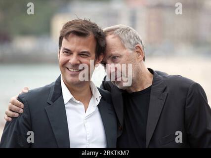 Bildnummer : 58503696 Datum : 23.09.2012 Copyright : imago/Xinhua (120923) -- SAN SEBASTIAN, 23 septembre 2012 (Xinhua) -- François Ozon (L), réalisateur du film français dans la Maison et l'acteur Fabrice Luchini participent au 60e Festival International du film de San Sebastian à San Sebastian en Espagne, le 23 septembre 2012. Le film français à la Maison concourra pour la coquille d’Or, le prix le plus prestigieux du 60e Festival International du film de San Sebastian. (Xinhua/Xie Haining) (dtf) ESPAGNE-SAN SEBASTIAN-FILM FESTIVAL-DANS LA MAISON PUBLICATIONxNOTxINxCHN Kultur Entertainment People film Filmfestival FilmPremiere Banque D'Images