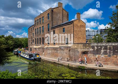 Regents Canal Granary Square Kings Cross London - reconcrement de bâtiments historiques en bordure de canalside à Coal Drops Yard King's Cross, Londres Banque D'Images