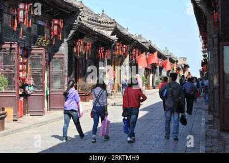 Bildnummer : 58513015 Datum : 25.09.2012 Copyright : imago/Xinhua (120925) -- PINGYAO, 25 septembre 2012 (Xinhua) -- les visiteurs marchent dans la rue de la vieille ville de Pingyao, province du Shanxi, dans le nord de la Chine, 19 septembre 2012. Pingyao, une ville avec plus de 2700 ans d'histoire, se situe dans la région centrale de la province du Shanxi. La vieille ville de Pingyao a été classée comme l'un des patrimoines culturels mondiaux en 1997, ce qui en fait une destination touristique de renommée mondiale. En 2001, le Festival international de photographie de Pingyao a été fondé, qui a répandu le nom de la ville à la maison et à l'étranger. (Xinhua/Zhan Yan) (zhs) CHINA-SHANXI-PIN Banque D'Images