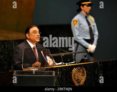 (120925) -- NEW YORK, 25 septembre 2012 (Xinhua) -- Asif Ali Zardari, président de la République islamique du Pakistan, s'adresse à la 67e session du débat général annuel de l'Assemblée générale des Nations Unies au siège de l'ONU à New York, aux États-Unis, le 25 septembre 2012. Le débat a commencé ici mardi. (Xinhua/Wang Lei) un-NEW YORK-ASSEMBLÉE GÉNÉRALE-DÉBAT ANNUEL PUBLICATIONxNOTxINxCHN Banque D'Images