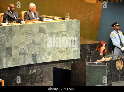 (120925) -- NEW YORK, Sept. 25, 2012 (Xinhua) -- Argentine President Cristina Fernandez de Kirchner (2nd R) addresses the 67th session of the UN General Assembly s annual general debate at the UN headquarters in New York, the United States, Sept. 25, 2012. The debate started here on Tuesday. (Xinhua/Wang Lei) UN-NEW YORK-GENERAL ASSEMBLY-ANNUAL DEBATE PUBLICATIONxNOTxINxCHN   New York Sept 25 2012 XINHUA Argentine President Cristina Fernandez de Kirchner 2nd r addresses The 67th Session of The UN General Assembly S Annual General Debate AT The UN Headquarters in New York The United States Sept Banque D'Images