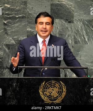 (120925) -- NEW YORK, 25 septembre 2012 (Xinhua) -- le président géorgien Mikheil Saakashvili s'adresse à la 67e session du débat général annuel de l'Assemblée générale des Nations Unies au siège de l'ONU à New York, aux États-Unis, le 25 septembre 2012. Le débat a commencé ici mardi. (Xinhua/Shen Hong) un-NEW YORK-ASSEMBLÉE GÉNÉRALE-DÉBAT ANNUEL PUBLICATIONxNOTxINxCHN Banque D'Images