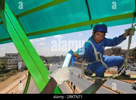 Bildnummer : 58518944 Datum : 20.09.2012 Copyright : imago/Xinhua NAIROBI, 26 septembre 2012 - Un ouvrier de la construction de Chine Wuyi Co. Ltd met les touches finales sur une passerelle le long de la nouvelle autoroute Nairobi-Thika Super Highway par des entreprises chinoises à Nairobi, capitale du Kenya, le 20 septembre 2012. Plusieurs grandes routes à Nairobi ont été construites par des entreprises chinoises cette année. Les routes sont appelées routes de Chine par la population locale. Le projet de contournement de Nairobi Eastern & Northern qui a été construit par China Road and Bridge Corporation (CRBC) a été remis en mars. Dans ea Banque D'Images