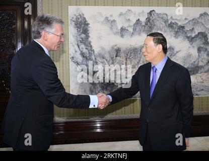 Bildnummer : 58521746 Datum : 27.09.2012 Copyright : imago/Xinhua (120927) -- BEIJING, 27 septembre 2012 (Xinhua) -- le vice-premier ministre chinois Wang Qishan (à droite) rencontre Frans Van Houten, président-directeur général de la société néerlandaise Royal Philips Electronics, à Beijing, capitale de la Chine, le 27 septembre 2012. (Xinhua/Li Tao) (zkr) CHINA-BEIJING-WANG QISHAN-VAN HOUTEN-MEETING(CN) PUBLICATIONxNOTxINxCHN Politik People xas x0x premiumd 2012 quer 58521746 Date 27 09 2012 Copyright Imago XINHUA Beijing sept 27 2012 le vice-premier ministre chinois de XINHUA Wang Qishan r rencontre Frans van Houten Président et PDG de la Banque D'Images