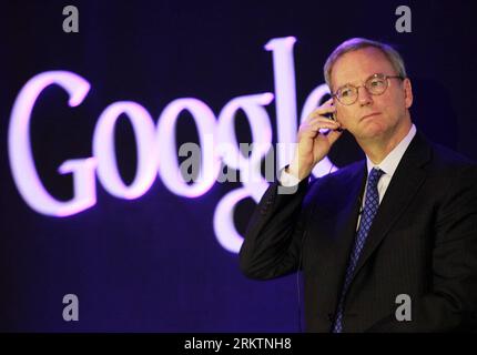 (120927) -- SÉOUL, 27 septembre 2012 (Xinhua) -- Eric Schmidt, président exécutif de Google, assiste à une conférence de presse pour le lancement de la tablette Nexus 7 de Google, à Séoul, Corée du Sud, le 27 septembre 2012. (Xinhua/Park Jin hee) (zy) SOUTH KOREA-SEOUL-GOOGLE-NEXUS 7 PUBLICATIONxNOTxINxCHN 120927 Séoul sept 27 2012 XINHUA Président exécutif de Google Eric Schmidt assiste à une conférence de presse pour le lancement de la tablette Google S Nexus 7 à Séoul en Corée du Sud sept 27 2012 XINHUA Park Jin Hee ZY Corée du Sud Séoul Google Nexus 7 PUBLICATIONxNOTxINxCHN Banque D'Images