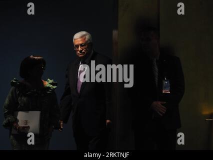 Bildnummer: 58522463  Datum: 27.09.2012  Copyright: imago/Xinhua (120927) -- NEW YORK, Sept. 27, 2012 (Xinhua) -- Palestinian President Mahmoud Abbas (2nd L) steps in to address the General Debate of the 67th session of the UN General Assembly at the UN headquarters in New York, the United States, Sept. 27, 2012, as the week-long event entered into its third day here on Thursday. Abbas told the UN General Assembly on Thursday that Palestine will continue to obtain full membership at the UN and that it has already begun intensive consultations with regional organizations and member states. (Xin Stock Photo