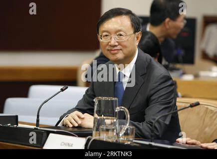 Bildnummer : 58522456 Datum : 27.09.2012 Copyright : imago/Xinhua NEW YORK, le 27 septembre 2012 - le ministre chinois des Affaires étrangères, Yang Jiechi, assiste à une réunion des ministres des Affaires étrangères des cinq membres permanents du Conseil de sécurité de l'ONU et de l'Allemagne en marge de l'Assemblée générale annuelle de l'ONU à New York, aux États-Unis, le 27 septembre 2012. Yang Jiechi a appelé jeudi à un nouveau cycle de pourparlers sur la question nucléaire iranienne dès que possible, exhortant toutes les parties à se consacrer à la réalisation de progrès. (Xinhua/Fang Zhe) (dtf) Etats-Unis-NEW YORK-LA QUESTION NUCLÉAIRE IRANIENNE-LES MINISTRES DES AFFAIRES ÉTRANGÈRES-YANG JIECHI PUBLICATIONxNO Banque D'Images