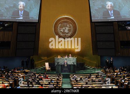 Bildnummer : 58522460 Datum : 27.09.2012 Copyright : imago/Xinhua (120927) -- NEW YORK, 27 septembre 2012 (Xinhua) -- le président palestinien Mahmoud Abbas (C) s’adresse au débat général de la 67e session de l’Assemblée générale des Nations Unies au siège de l’ONU à New York, aux États-Unis, le 27 septembre 2012, alors que l’événement d’une semaine entrait dans sa troisième journée jeudi. Abbas a déclaré jeudi à l’Assemblée générale des Nations Unies que la Palestine continuerait d’obtenir un statut de membre à part entière à l’ONU et qu’elle avait déjà entamé des consultations intensives avec les organisations régionales et les États membres. (Xinhua/Shen Hong) Banque D'Images