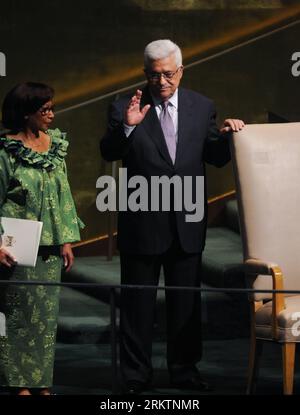 Bildnummer : 58522451 Datum : 27.09.2012 Copyright : imago/Xinhua (120927) -- NEW YORK, 27 septembre 2012 (Xinhua) -- le président palestinien Mahmoud Abbas (à droite) fait signe aux représentants avant de prononcer son discours lors du débat général de la 67e session de l’Assemblée générale des Nations Unies au siège de l’ONU à New York, aux États-Unis, le 27 septembre 2012, alors que l’événement d’une semaine entrait dans sa troisième journée jeudi. Abbas a déclaré jeudi à l’Assemblée générale des Nations Unies que la Palestine continuerait d’obtenir un statut de membre à part entière à l’ONU et qu’elle avait déjà entamé des consultations intensives avec l’orga régionale Banque D'Images