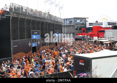 Fans néerlandais en orange lors du GP DE FORMULE 1 HEINEKEN DUTCH au circuit CM.com de Zandvoort, Zandvoort, pays-Bas le 25 août 2023 Banque D'Images