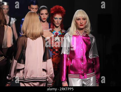 PARIS, les mannequins présentent des créations du designer français Jean-Paul Gaultier dans le cadre de son défilé de prêt-à-porter Printemps/été 2013 à Paris, France, le 29 septembre 2012. (Xinhua/Gao Jing) FRANCE-PARIS-FASHION WEEK-JEAN-PAUL GAULTIER PUBLICATIONxNOTxINxCHN Banque D'Images