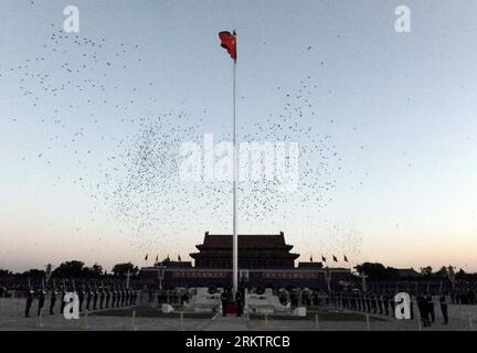 Bildnummer : 58536285 Datum : 01.10.2012 Copyright : imago/Xinhua (121001) -- PÉKIN, 1 octobre 2012 (Xinhua) -- drapeau national chinois survole le ciel sur la place Tian anmen à Pékin, capitale de la Chine, le 1 octobre 2012. Des dizaines de milliers de personnes se sont rassemblées sur la place Tian anmen pour assister à la cérémonie de levée du drapeau national à l aube du 1 octobre, à l occasion du 63e anniversaire de la fondation de la République populaire de Chine. (Xinhua/Tang Zhaoming)(mcg) CHINA-BEIJING-NATIONAL DAY-LEVING-CLASS (CN) PUBLICATIONxNOTxINxCHN Gesellschaft Nationalfeiertag xas x0x 2012 quer premiumd 5853 Banque D'Images