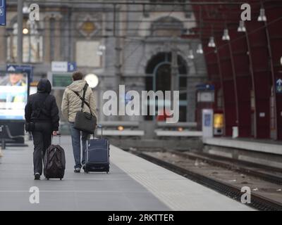 Bildnummer : 58548406 Datum : 03.10.2012 Copyright : imago/Xinhua (121003) -- ANVERS, 03 octobre 2012 (Xinhua) -- les passagers marchent sur le quai vide de la gare d'Anvers à Anvers, Belgique, le 03 octobre 2012. Les services ferroviaires nationaux belges et les trains à grande vitesse internationaux reliant Londres et Paris ont été paralysés lorsque les cheminots belges ont organisé une grève de 24 heures à partir de mardi, pour protester contre le plan de restructuration d'une entreprise. (Xinhua/Wu Wei) BELGIUM-RAILWAY-STRIKE PUBLICATIONxNOTxINxCHN Gesellschaft Streik Verkehr Bahn Zug Bahnhof premiumd x0x xmb 2012 quer 58548406 Date 03 10 2012 copie Banque D'Images