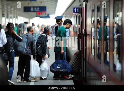 Bildnummer : 58549303 Datum : 03.10.2012 Copyright : imago/Xinhua (121003) -- CHENGDU, 3 octobre 2012 (Xinhua) -- les passagers font la queue pour monter à bord d'un train à Chengdu, capitale de la province du Sichuan du sud-ouest de la Chine, 3 octobre 2012. Le système ferroviaire chinois a connu une croissance substantielle du nombre de passagers pendant les jours fériés autour du Festival de la mi-automne et de la fête nationale. À Chengdu, le nombre de voyageurs ferroviaires a dépassé 600 000 en quatre jours depuis septembre 30. (Xinhua/Xue Yubin) (lmm) CHINA-SICHUAN-CHENGDU-HOLIDAY-RAILWAY-TRAVEL RUSH (CN) PUBLICATIONxNOTxINxCHN Gesellschaft Verkehr Banque D'Images