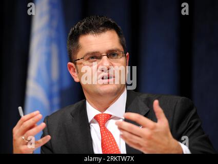 Bildnummer : 58551621 Datum : 03.10.2012 Copyright : imago/Xinhua (121004) -- NEW YORK, 4 octobre 2012 (Xinhua) -- Vuk Jeremic, président de l'Assemblée générale des Nations Unies (AGNU), prend la parole lors d'une conférence de presse au siège de l'ONU à New York, aux États-Unis, le 3 octobre 2012. La question du statut d'État pour les Palestiniens devrait être débattue à l'Assemblée générale des Nations Unies (AGNU) dans environ six semaines, a déclaré mercredi le président de l'AGNU, Vuk Jeremic. (Xinhua/Shen Hong)(ctt) un-NEW YORK-GERERAL ASSEMBLY PUBLICATIONxNOTxINxCHN People Politik Porträt premiumd x0x xmb 2012 quer Banque D'Images