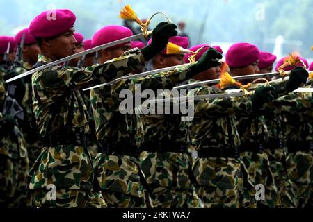 Bildnummer : 58556242 Datum : 05.10.2012 Copyright : imago/Xinhua (121005) -- JAKARTA, 5 octobre 2012 (Xinhua) -- des soldats de la marine indonésienne marchent pendant le 67e anniversaire de l armée nationale indonésienne à Jakarta, capitale de l Indonésie, le 5 octobre 2012. (Xinhua/Agung Kuncahya B.) (syq) INDONÉSIE-JAKARTA-ANNIVERSAIRE DE L'ARMÉE NATIONALE PUBLICATIONxNOTxINxCHN Gesellschaft Militär Jahrestag Jubiläum Parade x0x xmb 2012 quer 58556242 Date 05 10 2012 Copyright Imago XINHUA Jakarta OCT 5 2012 XINHUA soldats de la marine indonésienne marchent pendant le 67e anniversaire de l'armée nationale indonésienne S à Jakarta Capi Banque D'Images