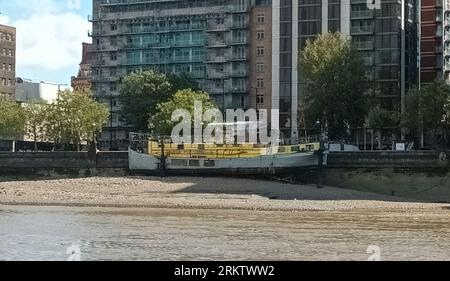 Une péniche échouée à marée basse sur la Tamise à Londres, Royaume-Uni Banque D'Images