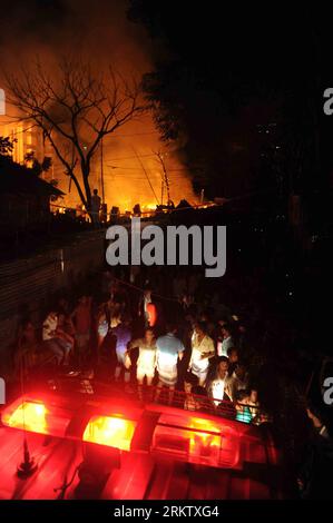 Bildnummer : 58562880 Datum : 07.10.2012 Copyright : imago/Xinhua (121007) -- DHAKA, 7 octobre 2012 (Xinhua) -- des pompiers tentent d'éteindre le feu dans un bidonville de la région de Mohakhali à Dhaka, capitale du Bangladesh, 7 octobre 2012. Environ 800 bidonvilles ont été détruites et 40 ont été blessées dans l'accident, ont déclaré les pompiers. (Xinhua) BANGLADESH-DHAKA-SLUM-FIRE PUBLICATIONxNOTxINxCHN Gesellschaft Unglück Feuer Brand premiumd x0x xmb 2012 hoch 58562880 Date 07 10 2012 Copyright Imago XINHUA Dhaka OCT 7 2012 les pompiers DE XINHUA tentent d'éteindre le feu DANS un bidonville des VILLES de la zone de Dhaka C. Banque D'Images