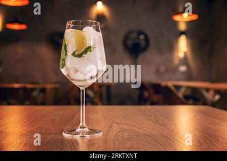 Verre de cocktail gin tonic d'alcool rafraîchissant avec concombre tranché et glaçons Banque D'Images