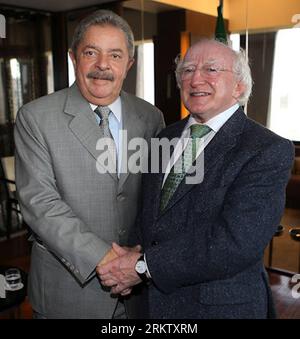 Bildnummer : 58566138 Datum : 08.10.2012 Copyright : imago/Xinhua l'ancien président brésilien Luiz Inacio Lula da Silva (à gauche) rencontre le président irlandais Michael D. Higgins et une délégation d'entrepreneurs irlandais et de représentants d'universités, à Sao Paulo, Brésil, le 8 octobre 2012. Higgins est en tournée de deux semaines à travers l'Amérique du Sud. (Xinhua/Marcos Mendez) BRAZIL-LULA-IRELAND-HIGGINS-MEETING PUBLICATIONxNOTxINxCHN People Politik x0x xsk 2012 quadrat 58566138 Date 08 10 2012 Copyright Imago XINHUA ancien président brésilien Luiz Inacio Lula y Silva tient une réunion avec les Prés irlandais Banque D'Images