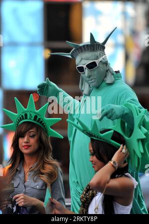 Bildnummer : 58570866 Datum : 09.10.2012 Copyright : imago/Xinhua un acteur habillé comme la Statue de la liberté pose avec des touristes au Times Square à New York, le 9 octobre 2012. (Xinhua/Wang Lei) (zyw) U.S.-NEW YORK-JOB RATE-DROP PUBLICATIONxNOTxINxCHN Gesellschaft USA xjh x2x 2012 hoch o0 Schauspieler menschliche Statue Freiheitsstatue 58570866 Date 09 10 2012 Copyright Imago XINHUA à acteur habillé comme la Statue de la liberté pose avec les touristes À Times Square à New York OCT 9 2012 XINHUA Wang Lei zyw U S New York sans emploi taux baisse PUBLICATIONxNOTxINxCHN Society USA XJH x2x 2012 ver Banque D'Images