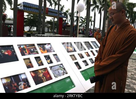 Bildnummer : 58569431 Datum : 09.10.2012 Copyright : imago/Xinhua (121009) -- HONG KONG, 9 octobre 2012 (Xinhua) -- Un bouddhiste du monastère occidental de Hong Kong Tsuen WAN District voit ses photos présentées lors du Festival international de la photo de Hong Kong 2012 dans le sud de la Chine, Hong Kong, le 9 octobre 2012. Le festival qui durera deux mois a débuté mardi. (Xinhua/Li Peng) (mp) CHINA-HONG KONG-INTERNATIONAL PHOTO FESTIVAL (CN) PUBLICATIONxNOTxINxCHN Kultur Fotografie xas x0x 2012 quer 58569431 Date 09 10 2012 Copyright Imago XINHUA Hong Kong OCT 9 2012 XINHUA un bouddhiste de Banque D'Images