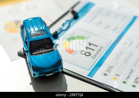 Vue avant d'une voiture bleue sur les dessins de draps Banque D'Images