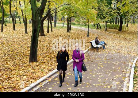 Bildnummer : 58588286 Datum : 14.10.2012 Copyright : imago/Xinhua (121014) -- MOSCOU, 14 octobre 2012 (Xinhua) -- marcher près de feuilles jaunes éparses à Moscou, 14 octobre 2012. (Xinhua/Jiang Kehong) RUSSIE-MOSCOU-AUTOMNE PUBLICATIONxNOTxINxCHN Gesellschaft Jahreszeit Herbst xas x0x 2012 quer 58588286 Date 14 10 2012 Copyright Imago XINHUA Moscou OCT 14 2012 XINHUA marche près des feuilles jaunes éparses à Moscou OCT 14 2012 XINHUA Jiang Kehong Russie Moscou automne PUBLICATIONxNOTxINxCHN saison de la Société automne x0x 2012 horizontal Banque D'Images