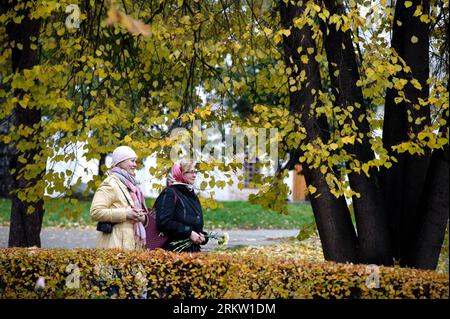 Bildnummer : 58588285 Datum : 14.10.2012 Copyright : imago/Xinhua (121014) -- MOSCOU, 14 octobre 2012 (Xinhua) -- marcher près de feuilles jaunes éparses à Moscou, 14 octobre 2012. (Xinhua/Jiang Kehong) RUSSIE-MOSCOU-AUTOMNE PUBLICATIONxNOTxINxCHN Gesellschaft Jahreszeit Herbst xas x0x 2012 quer 58588285 Date 14 10 2012 Copyright Imago XINHUA Moscou OCT 14 2012 XINHUA marche près des feuilles jaunes éparses à Moscou OCT 14 2012 XINHUA Jiang Kehong Russie Moscou automne PUBLICATIONxNOTxINxCHN saison de la Société automne x0x 2012 horizontal Banque D'Images