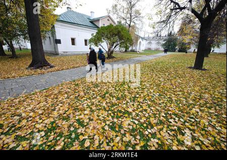 Bildnummer : 58588288 Datum : 14.10.2012 Copyright : imago/Xinhua (121014) -- MOSCOU, 14 octobre 2012 (Xinhua) -- marcher près de feuilles jaunes éparses à Moscou, 14 octobre 2012. (Xinhua/Jiang Kehong) RUSSIE-MOSCOU-AUTOMNE PUBLICATIONxNOTxINxCHN Gesellschaft Jahreszeit Herbst xas x0x 2012 quer 58588288 Date 14 10 2012 Copyright Imago XINHUA Moscou OCT 14 2012 XINHUA marche près des feuilles jaunes éparses à Moscou OCT 14 2012 XINHUA Jiang Kehong Russie Moscou automne PUBLICATIONxNOTxINxCHN saison de la Société automne x0x 2012 horizontal Banque D'Images