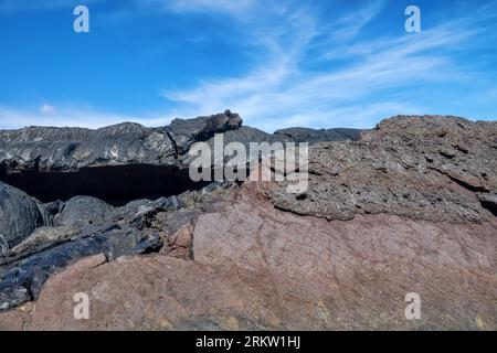 Variété de formes de lave solidifiée de basalte (clinker, bloc-lave) : hawaïenne est le principal type de lave. Lave Interfluent. Kamchatka, Russie Banque D'Images