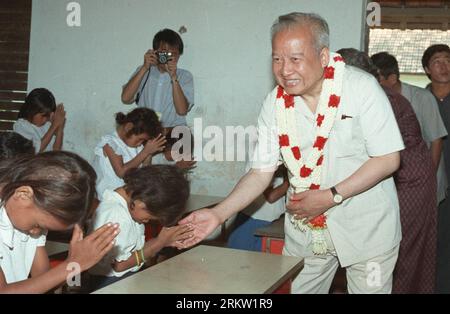 (121015) -- PÉKIN, 15 octobre 2012 (Xinhua) -- une photo prise le 18 novembre 1991 montre Norodom Sihanouk en visite à des enfants dans un orphelinat à Phnom Penh, au Cambodge. Le roi-père cambodgien Norodom Sihanouk est décédé de maladie à l'âge de 90 ans à Beijing le 15 octobre 2012.(Xinhua/Li Yonghong) CHINE-PÉKIN-CAMBODGE ANCIEN ROI-MORT PUBLICATIONxNOTxINxCHN