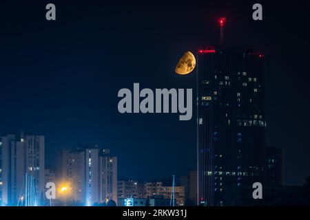 Split, Croatie. 25 août 2023. La lune est vue au-dessus de la tour Westgate à Split, en Croatie, le 26 août 2023. Photo : Zvonimir Barisin/PIXSELL crédit : Pixsell/Alamy Live News Banque D'Images