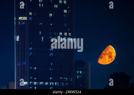 Split, Croatie. 25 août 2023. La lune est vue au-dessus de la tour Westgate à Split, en Croatie, le 26 août 2023. Photo : Zvonimir Barisin/PIXSELL crédit : Pixsell/Alamy Live News Banque D'Images