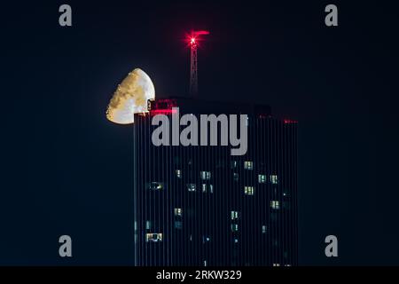 Split, Croatie. 25 août 2023. La lune est vue au-dessus de la tour Westgate à Split, en Croatie, le 26 août 2023. Photo : Zvonimir Barisin/PIXSELL crédit : Pixsell/Alamy Live News Banque D'Images