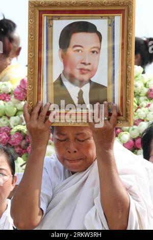 Bildnummer : 58610698 Datum : 19.10.2012 Copyright : imago/Xinhua (121019) -- PHNOM PENH, 19 octobre 2012 (Xinhua) -- une femme élégante tient un portrait de feu l ancien roi Norodom Sihanouk au cours d une cérémonie de prière à Phnom Penh, Cambodge, le 19 octobre 2012. (Xinhua/Phearum) CAMBODGE-PHNOM PENH-SIHANOUK-DEUIL PUBLICATIONxNOTxINxCHN Politik Gesellschaft Adel König Tod Trauer Anteilnahme Gedenken xas x0x premiumd 2012 hoch Aufmacher 58610698 Date 19 10 2012 Copyright Imago XINHUA Phnom Penh OCT 19 2012 XINHUA à Eldly Woman tient un Portrait du Cambodge S défunt roi Norodom Banque D'Images
