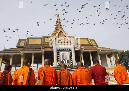 Bildnummer : 58610695 Datum : 19.10.2012 Copyright : imago/Xinhua (121019) -- PHNOM PENH, 19 octobre 2012 (Xinhua) -- les bouddhistes cambodgiens prient devant un portrait de feu l ancien roi Norodom Sihanouk au cours d une cérémonie de prière au Palais Royal de Phnom Penh, Cambodge, le 19 octobre 2012. (Xinhua/Phearum) CAMBODGE-PHNOM PENH-SIHANOUK-DEUIL PUBLICATIONxNOTxINxCHN Politik Gesellschaft Adel König Tod Trauer Anteilnahme Gedenken xas x0x premiumd 2012 quer 58610695 Date 19 10 2012 Copyright Imago XINHUA Phnom Penh OCT 19 2012 les bouddhistes cambodgiens XINHUA prient devant un portrait de Banque D'Images