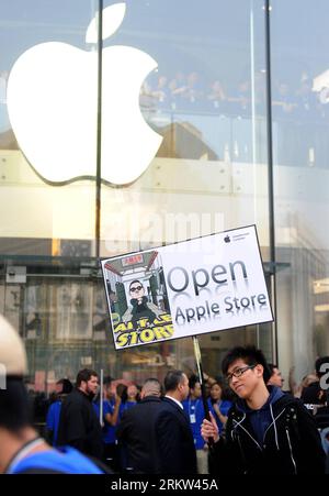 Bildnummer: 58611529  Datum: 20.10.2012  Copyright: imago/Xinhua A fan of Apple waits outside the new Wangfujing Apple Store in Beijing, capital of China, Oct. 20, 2012. Apple Inc. opened its sixth retail store on the Chinese mainland Saturday in Beijing s Wangfujing commercial area. The new store is Apple s largest retail store in Asia. (Xinhua/Luo Xiaoguang) (lmm) CHINA-BEIJING-WANGFUJING-APPLE STORE-OPENING (CN) PUBLICATIONxNOTxINxCHN Wirtschaft Apple Applestore premiumd xrj x0x 2012 hoch     58611529 Date 20 10 2012 Copyright Imago XINHUA a supporter of Apple Waits outside The New Wangfuji Stock Photo