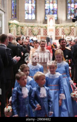 Bildnummer: 58612692  Datum: 20.10.2012  Copyright: imago/Xinhua (121020) -- LUXEMBOURG, Oct. 20, 2012 (Xinhua) -- Luxembourg s Hereditary Grand Duke Guillaume (R) and Princess Stephanie (C) are seen during their religious wedding at the Cathedral of Our Lady of Luxembourg Oct. 20, 2012. (Xinhua/Grand-Ducal Court of Luxembourg/Vic Fischbach) (bxq) LUXEMBOURG-HEREDITARY GRAND DUKE-RELIGIOUS WEDDING PUBLICATIONxNOTxINxCHN Entertainment people Adel Hochzeit Hochzeitsfeier kirchliche Trauung xas x1x premiumd 2012 hoch  o0 Familie, privat, Frau, Mann, Ehefrau, Ehemann o0 Stephanie von Luxemburg Grä Stock Photo