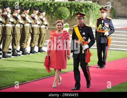 121020 -- LUXEMBOURG, le 20 octobre 2012 Xinhua -- la Grande-Duchesse Maria Teresa de Luxembourg et le Grand-Duc Henri de Luxembourg quittent la cathédrale notre-Dame après le mariage religieux du Prince héritier Guillaume de Luxembourg et de la Comtesse belge Stéphanie de Lannoy à Luxembourg, le 20 octobre 2012. Xinhua/Ye Pingfan LUXEMBOURG-BELGIQUE-ROYAUX-RELIGIEUX MARIAGE PUBLICATIONxNOTxINxCHN Banque D'Images